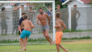 Olvadjon: Buffon gyerekekkel focizott a nyaralása alatt