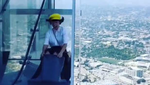 70 emelet magasságban csúszdázni egy üvegcsőben menő vagy ciki?
