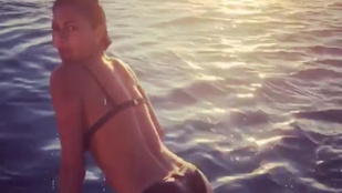 Nicole Scherzinger bikiniben twerkelve örült az ibizai naplementének