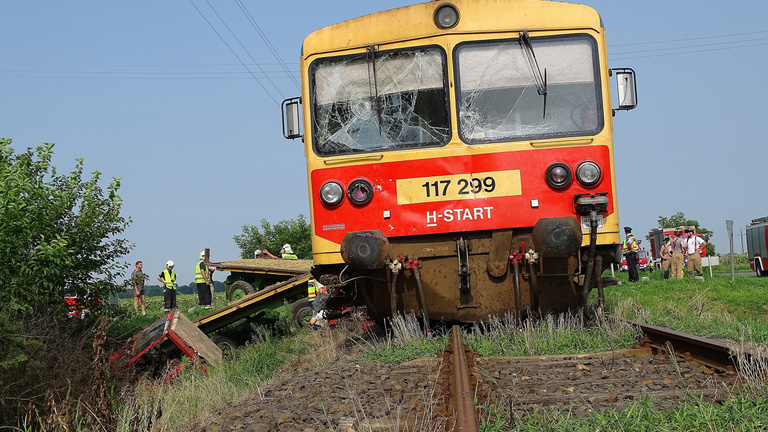 Vonat elé hajtott a traktor Fábiánsebestyénnél, egy ember meghalt