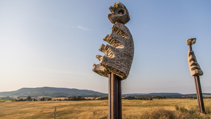 De mik ezek az ufószerű szobrok pár kilométerre a Balatontól?