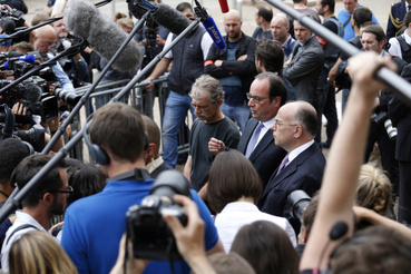 François Hollande köztársasági elnök a helyszínre érkezett. Az elnök megerősítette azt a sajtóértesülést, miszerint az Iszlám Államhoz tartozott a két elkövető.