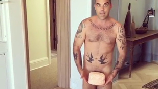 Robbie Williams falatnyi torta mögé dugta el férfiasságát