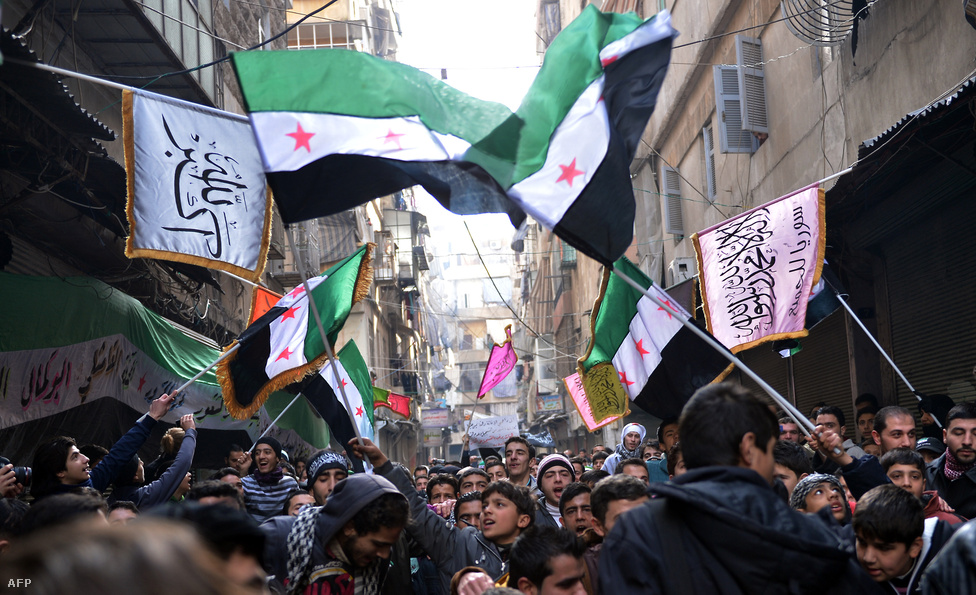 A Szabad Szíriai Hadsereg és az ellenzéki Szíriai Nemzeti Tanács az Aszad-család hatalomra kerülése előtti szír zászlót használja, mint ahogy az ezen a 2013-as aleppói demonstrációról készült képen is látszik.