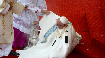 Ferenc pápa orra esett