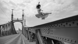 De miért repül ez a lány a Szabadság híd felett?