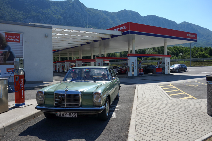 Szlovéniában szabott áras az üzemanyag, mindegy, hogy kis falu, vagy autópálya. 1,10-ét tankoltunk odafelé, Olaszban először 1,60 volt a pályán a gázolaj. De Tarquiniában találtunk kutat, ahol 1,25 euró volt, Trapani mellett meg 1,20-ért tettük tele