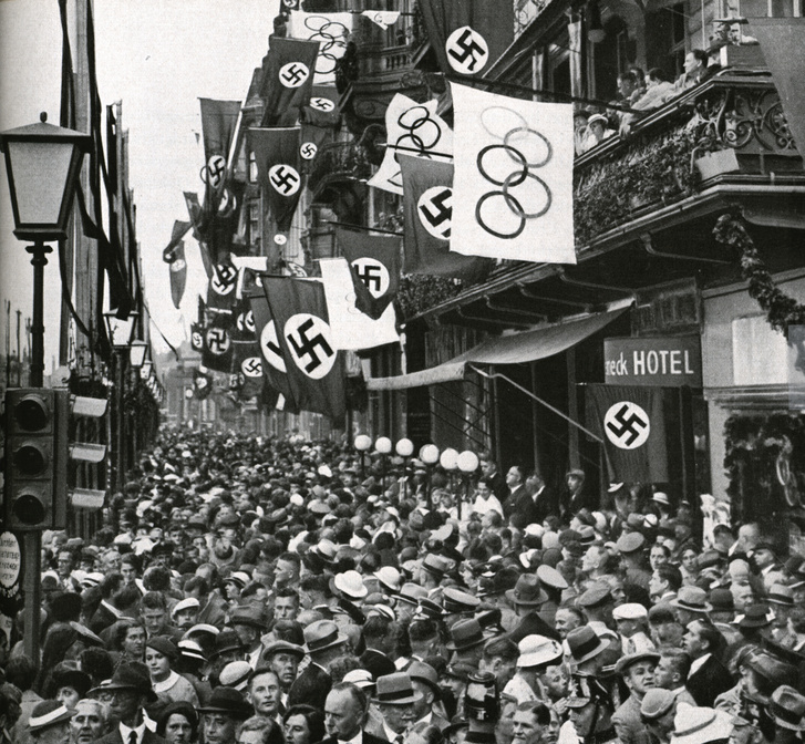 A „Via Triumphalis”-on hömpölygő tömeg, 1936. augusztus 1.
                        
