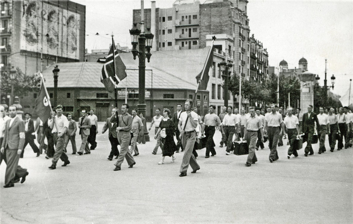 A norvég AIF csapat vörös és norvég zászló alatt, Barcelona utcáin vonulva a Montjuïc Stadion felé.