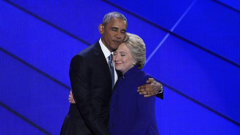 Obama búcsúzóként egy óriási ajándékkal kedveskedne Clintonnak