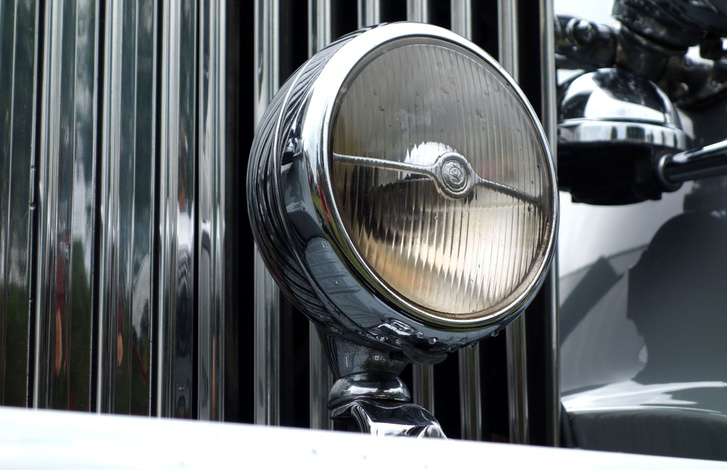 Akkoriban egyetlen ködlámpát hordott a legtöbb autó (már amelyiken volt ilyen), küklopsz-stílusnak is nevezték ezt. Egyébként a Gurney Nutting karosszálta Malcolm Campbell 1931-es Blue Bird sebességi rekorder autóját