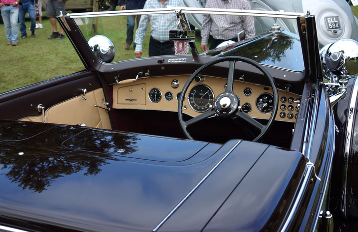Az 1937-es Vanvooren az egyik leglaposabb és az egyetlen kétüléses Phantom III, ami valaha készült, extra alacsonyra helyezett kormánnyal. Megrendelője Wladyslaw Sikorski, a lengyel hadsereg 2. világháború alatti generálisa volt, emiatt a kocsit Lengyelország és Párizs közötti utazásokra tervezték. Ezért mérnek metrikusan ÉS angolszász mértékegységben a műszerei. Szintén Lord Bamfordé a kocsi