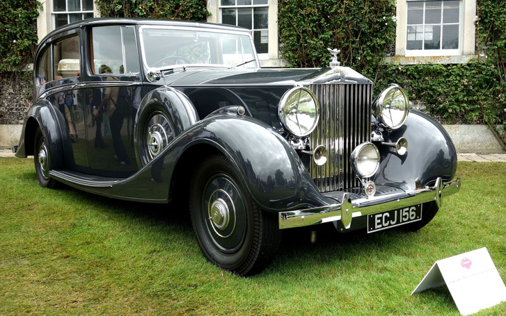 Valamennyi kiállított közül a legújabb Phantom III volt ez az 1938-as Hooper Sedanca de Ville. A Phantom III volt a legelső, egyben a BMW-korszakos Seraphig az utolsó V12-es motorral hajtott kocsija is a cégnek, Henry Royce mérnöki zsenialitásának legmagasabb pontja és egyben búcsúzó darabja. Royce persze már 1933-ban meghalt, de a csodás V12-est csak három évvel később tették bele a Phantomba