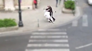 Van még egy videó a férfiról, aki menet közben vágott arcon egy járókelőt