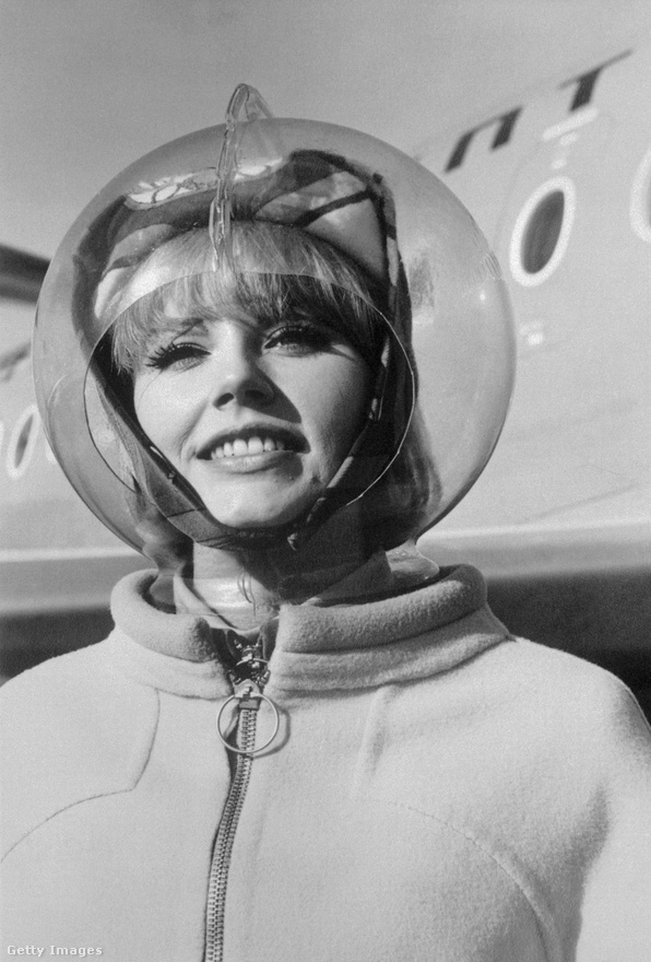 A sugárhajtású gépek megjelenésével a légikisasszonyok ruhatára is megváltozott, és egy ideig leginkább az őrület tobzódása jellemezte az egyenruhákat. A képen a Braniff Airlines egy stewardesse látható a Emilio Pucci tervezte futurisztikus maskarában, a feje körül átlátszó plexibúrával, mert miért is ne. 