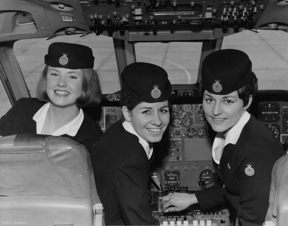 Már 1965-ben is nagy divatja volt a sapkáknak, amiket a légikisasszonyok a mai napig hordanak. Jó, nem minden légitársaságnál, és a férfiak nem kapnak, amit egyébként rettenetesen sajnálunk. A nyolcvanas-kilencvenes években rendszeresen be lehetett ülni a pilótafülkébe, és mozizni, ami gyerekként rémesen izgalmas volt. El is döntöttem, hogy pilóta leszek, aztán ez annyiban maradt sajnos, Debrecenben nem volt nagy keletje a szakmának.