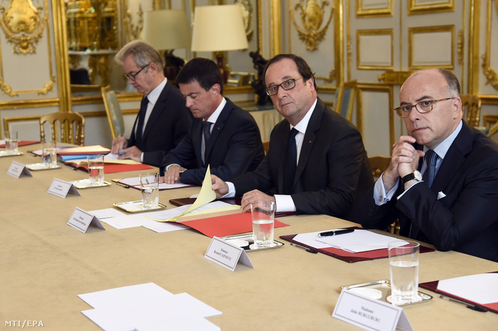 Francois Hollande francia elnök (j2) Bernard Cazeuneuve francia belügyminiszter (j) és Manuel Valls francia kormányfő (j3) vallási felekezetek képviselőivel tárgyalnak az Elysée-palotában Párizsban 2016. július 27-én egy nappal a saint-etienne-du-rouvrayi katolikus templomban elkövetett támadás után.