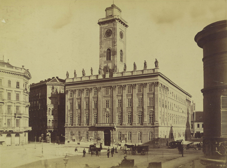 Az 1900-ban lebontott régi pesti városháza a Városház téren, ma a Piarista tömb található itt. A felvétel 1880-1890 között készült