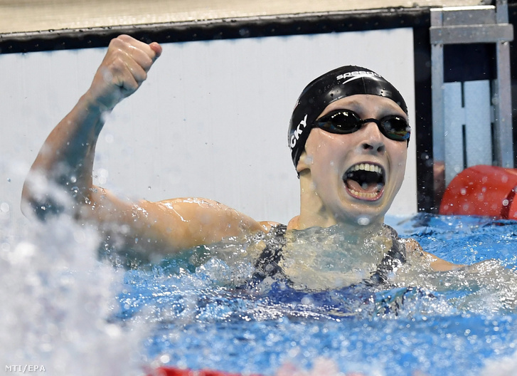 Az amerikai Katie Ledecky miután új világcsúccsal megnyerte a 2016-os riói nyári olimpia női 400 méteres gyorsúszás versenyszámának döntőjét
