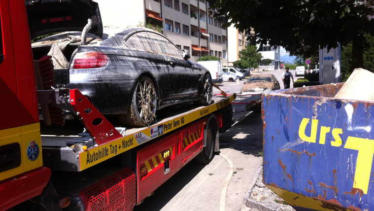 Porsche, BMW, Bentley: a garázsban pusztultak el