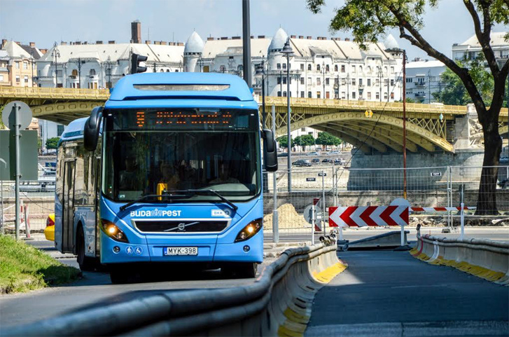 Még két évesek sincsenek a budapesti hibrid buszok, másfél hónapja mégis a Volvo Cinkotai úti telephelyén rohadnak