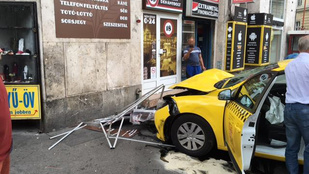 Trafik falának csapódott egy taxi a Vígszínháznál