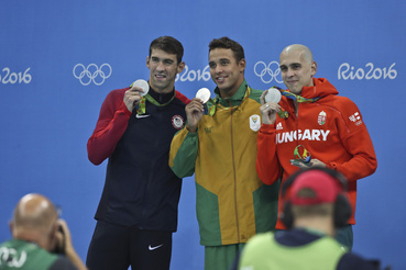 Az amerikai Michael Phelps-szel, a dél-afrikai Chad Le Clois-szal századra azonos időt úsztak.