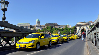Önbíráskodás miatt előállítottak egy hiéna taxist Budapesten