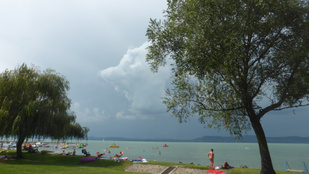 Felemás fotó: érkezik a vihar éppen a Balatonra