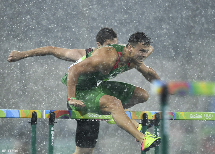 Baji Balázs szakadó esőben második lett a 100 méteres gátfutás eőfutamában, így bejutott a középdöntőbe.