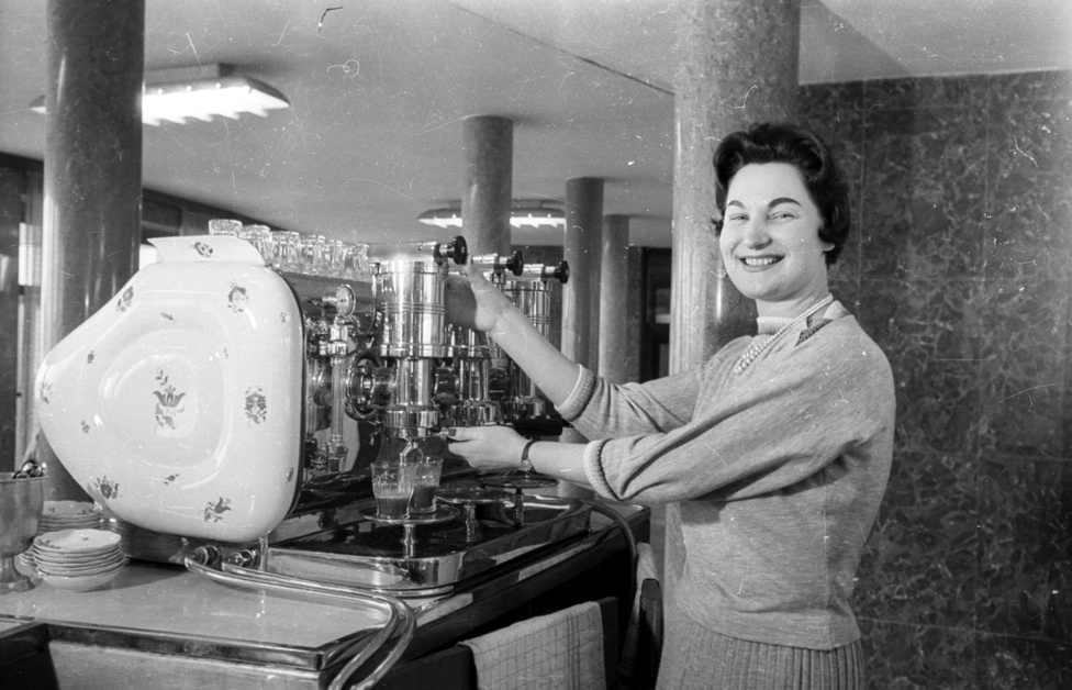 A Herendi Porcelángyár híres kávéfőzőjére mindenki rácsodálkozik. Összesen 10 darab készült, az 1958-as brüsszeli világkiállításon egy ilyen presszókávé-főzőgép volt a cég standjának fő attrakciója. ez a példány Ferihegyen működött, de ilyen volt például az Egyetem presszóban, a vári Fortunában, a Gundelben, a szegedi Virágban is. A cég természetesen csak a borítást gyártotta, a porcelán alatt olasz gép rejtőzött. Egy 2007-es zágrábi kiállításra a cég ismét készített egy példányt, ha valakinek kedve támad hozzá, 4 millió forintért rendelhető a kétkaros Faema alapra épített gép.&nbsp;
