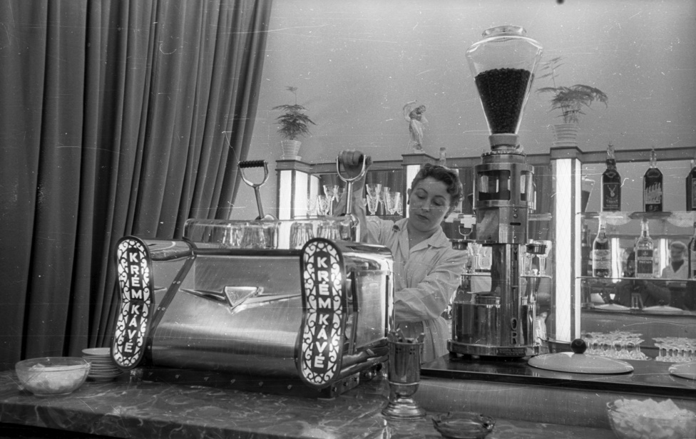 A kávék minőségére kihatott az olasz géppark elöregedése és az alkatrészhiány is, amit a dolgozók furfangos megoldásokkal, “újításokkal” egy ideig kezelni tudtak, de hosszú távon új gépekre volt szükség. 
                        