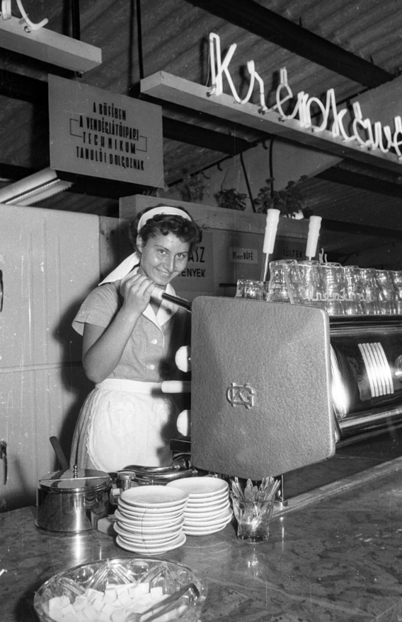 A 60-as évek elejétől a presszók forgalma csökkenni kezdett, egyre több kávéfőzőt helyeztek működésbe az irodákban. A Fémfeldolgozó KSZ az 1959-es Budapesti Ipari Vásáron  már olyan egykaros gépet mutatott be, amely tökéletes másolata volt egy 12 személyes olasz gépnek, és a gyártó nemcsak kisforgalmú büféknek, de akár magánháztartásoknak is ajánlotta. Ilyen gépek kerültek a hivatalokba, ahol a központi büfén kívül szinte minden titkárságon lehetővé vált a kávézás, mindenkinek volt a vállalatoknál egy kedvenc titkárnője, aki a legerősebb, legjobb feketét főzte. Az ilyen titkársági kávéfőzőket nem kellett a vízhálózatra kötni, óránként akár 40 adag feketét is le tudtak főzni. A dolgozók a kávé árát kis papírdobozba dobálták, hogy összejöjjön a 30 forint a következő negyed kiló Karavánra, Rióra, Amigóra, vagy Ali babára.