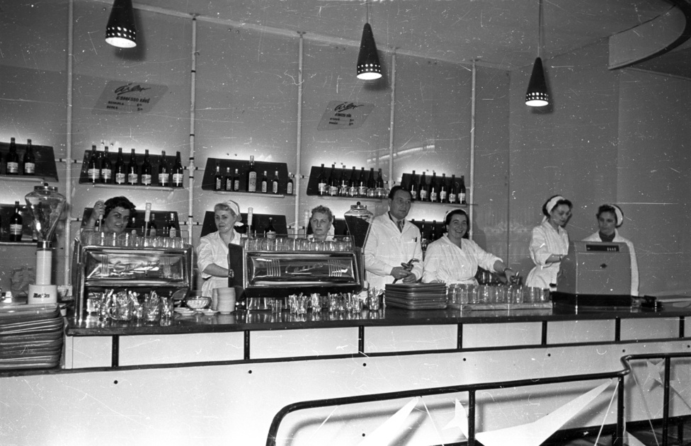 1957-ben a Műszaki Árut Értékesítő Vállalat már bemutatott kiállításán egy 5 karú kávégépet, a fejlesztő mérnökök azonban ekkor még csak tervezték, hogy a készüléket krémkávé készítésére is alkalmassá tegyék. 1959-re el is készültek, a Moszkvában ekkor nyitó Budapest Étterembe már a  Kereskedelmi  Gépgyár egy CASINO  típusú  krémkávéfőző  gépét állították be.A Népszava lelkendezve újságolta, hogy a Casino gép szerkezete  kizárja  annak  lehetőségét, hogy  a  főzőcsészébe  kevesebb  kávét  adagoljanak  az  előírtnál, sokkal  jobb  a  kávé  minősége,  mert  a  magasnyomású  forróvíz a  kávéban  levő  illóolajokat  maradéktalanul  kipréseli.A Kereskedelmi Gépgyár kávéfőzői meghódították a keleti blokkot, a 6 karos Casino modellből 1959-ben 1500 darab készült, amiből 1000 darab a Szovjetúnióba került, de a Tervhivatal 400-et a magyar presszókba juttatott el. Így ekkor az ország 3500 nagy kávéfőzőjéből ötszázon már krémkávé készülhetett, akár olyan kis falukban is, mint Tarcali vagy Noszvaly.A magasnyomású gőzzel működő Casino sokkal jobban kilúgozta az illóolajokat, és a 12 másodperc alatt kicsöpögő, teljesen krémszerű kávénak olyan ízt adott, mintha tejszínhabbal dúsították volna.