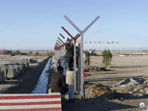 Készül a szép új szögesdrót kerítés Mazari Sharifban