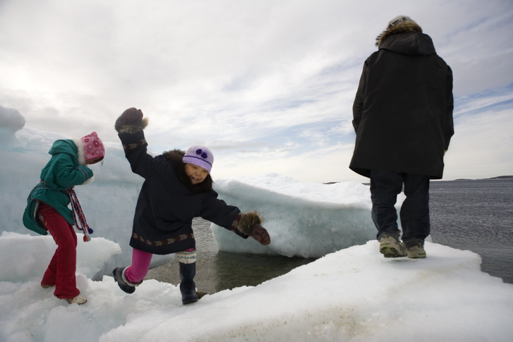 Gyerekek játszanak egy jégsziklán