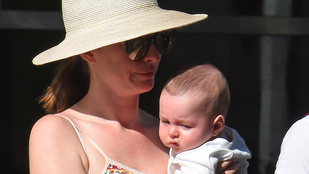 Anne Hathaway végre elvitte sétálni a kisfiát