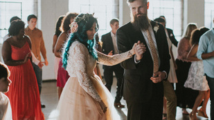 Saját lábán vonult be esküvőjére a kerekesszékes menyasszony