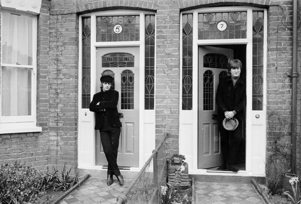 Ringo Starr és John Lennon még mindig a Help! forgatásán 1965 áprilisában, immár az angliai Twickenhamben. Bár mindkét film ráerősített a Beatles-fiúk jópofa, vicces image-ére, addigra már rendesen bedarálta őket a siker és a vele járó nyomás. A kép két nappal a Help! című szám felvétele után készült, amely egy “tudat alatti segélykiáltás” volt Lennontól: “Meghíztam, depressziós voltam és segítségért kiabáltam” - mondta később erről az időszakról, és ez volt az egyik első olyan, őszinte Beatles-szám, amelyből a figyelmes szemlélőnek kiderülhetett, hogy a fiúkkal nincs minden rendben. Lennon utólag csak azt bánta, hogy túl gyors lett a dal tempója, és ez nem igazán volt összhangban a mondanivalójával - a legtöbb hallgatónak a Help! csak egy sima, gyors rock and roll-dal volt.