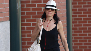 Felismeri az utcán sétáló kalapos színésznőt?