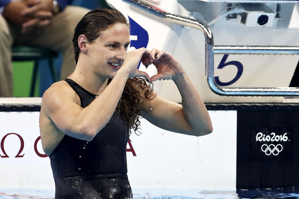 Hosszú Katinka formál szívet a kezével és mutat edző-férje, Shane Thusup felé. A magyar úszónő három aranyérmet szerzett a riói játékokon.
