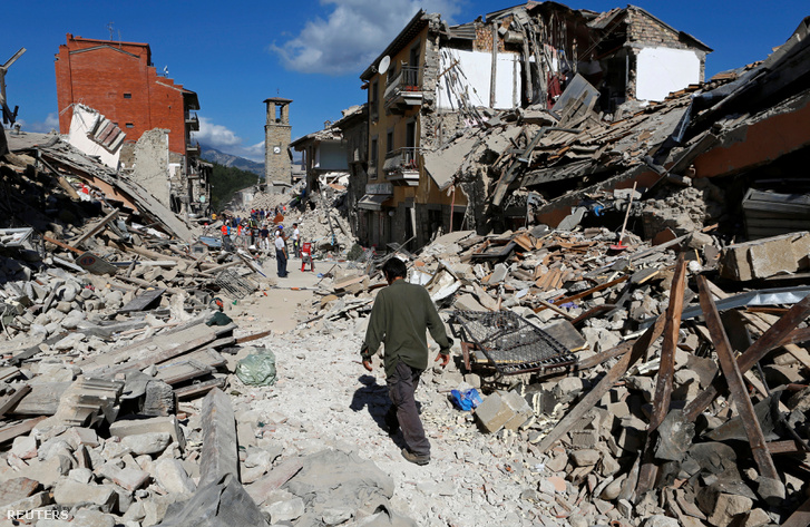 Pescara del Tronto romjai a földrengés másnapján.