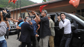 Aknavetővel vették célba a legfontosabb török ellenzéki vezető autóját