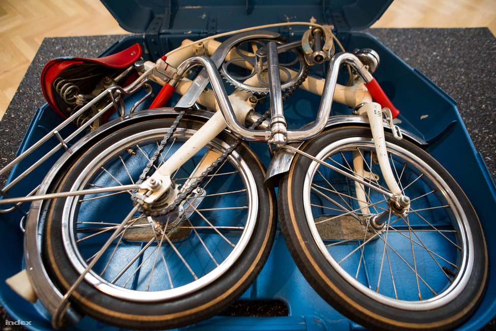 A Közlekedési Múzeum gyűjteményéből került elő ez az összecsukható bicikli. Egyedi példány, a Műszaki Egyetem egy ismeretlen hallgatójának diplomamunkája volt valamikor a hetvenes években. Kifejezetten a Csepelnek tervezte, még saját dobozt is készített hozzá képes összeszerelési útmutatóval. 