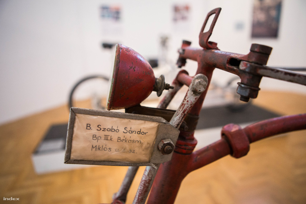 Szintén magyar kerékpár, méghozzá egy legalább nyolcvan éves egyedi példány Szabó Sándortól. A kiállításban nagy figyelem jut a teherhordó kerékpároknak, mint a városi közösségek működésének egyik lehetséges kulcsszereplőinek, amelyek formáját inkább a funkcionalitás, mintsem a dizájnérzék formálja. 