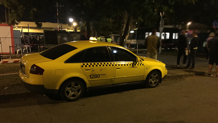Jól megbüntetik a szigszalagos taxishiénát
