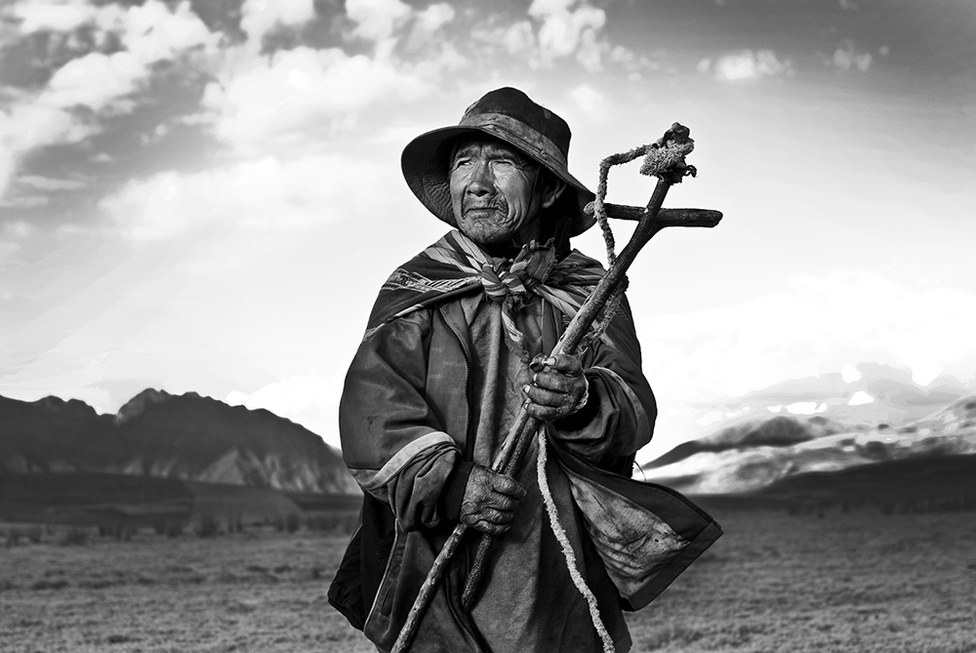 „A felhők szép menete, mint valami elbitangolt juhnyáj, lassan szállingózott a tenger felől, elszéledt a völgyben, a hegyek között.”
                        A képen látható Pablo Majhua, vagy ahogy az ismerősei hívják Pablucha, élete mind a 65 évét az Andokban töltötte. A Cuzkótól északra eső Urubamba született és ott is él, emiatt egyetlen nyelven beszél: kecsuán. Nem a nyelve az egyetlen közös az inkákkal, ápolja az indiánok szokásait.