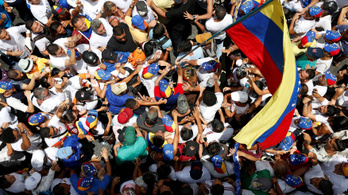 Több százezer ellenzéki tüntet Venezuelában