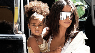 Kim Kardashian kislányának karján félmilliós táska fityeg