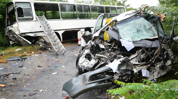 Iskolabusszal ütközött egy kisbusz, ketten meghaltak